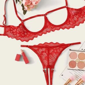 Crotchless lingerie set